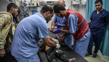 يواصل أطباء غزة العمل رغم كل شيء (عبد زقوت/الأناضول)