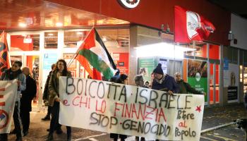 متظاهرون يطالبون بمقاطعة الاحتلال الصهيوني والشركات التي تدعمه في روما 2023/12/1 (باريس سيكين/الأناضول)
