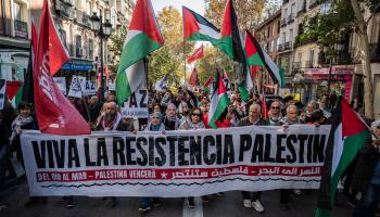 مظاهرة في مدريد دعماً للمقاومة الفلسطينية وتنديداً بجرائم الاحتلال (Getty)