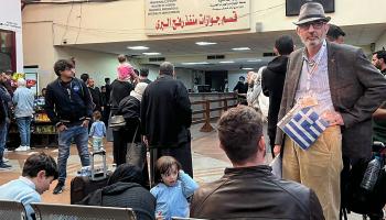 غزيون ينتظرون في معبر رفح هرباً من الحرب، 3 ديسمبر (Getty)
