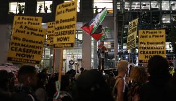 تظاهرة لوقف إطلاق النار في غزة نظمت في سان فرانسيسكو (جاستن ساليفان/ Getty)