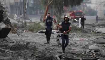 صحافيان في غزة (محمد الزنوّن/ Getty)