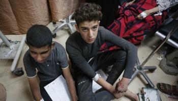 طفلان فلسطينيان من بين المفرج عنهم (أشرف أبو عمرة/الأناضول)