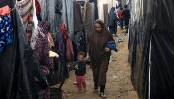 نساء وأطفال في مخيم نازحين في غزة (محمود الهمص/ فرانس برس)