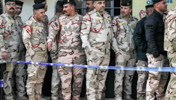 عسكريون ينتظرون الإدلاء بأصواتهم في الانتخابات، 16 ديسمبر (أحمد الربيعي/فرانس برس)
