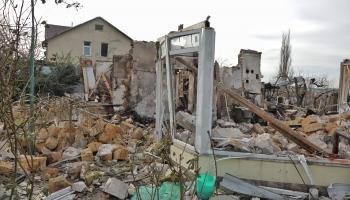 من آثار القصف الروسي في جنوب أوكرانيا (Getty)