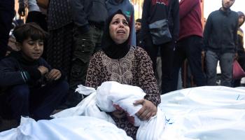 بات تكفين شهداء غزة قبل الدفن مهمة صعبة (أحمد حسب الله/Getty)