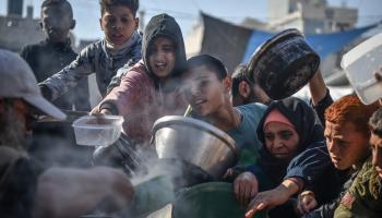 في انتظار حصص الطعام في غزة (عبد زقوت/ الأناضول)