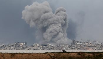 دخان قصف إسرائيلي على غزة وسط دمار رهيب (فرانس برس)