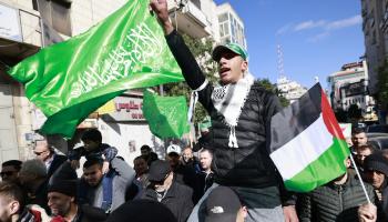 رفع راية حركة حماس في رام الله دعماً للمقاومة الفلسطينية (جعفر اشتيه/فرانس برس)