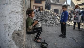 أطفال غزة وجوع في قطاع غزة (عبد زقوت/ الأناضول)