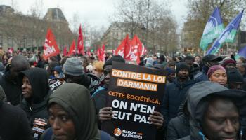 متظاهرون في باريس ضد قانون الهجرة الجديد، ديسمبر الحالي (Getty)