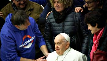 البابا فرنسيس وناشطون في منظمة تعنى بإنقاذ المهاجرين (فرانكو أوريغليا/ Getty)