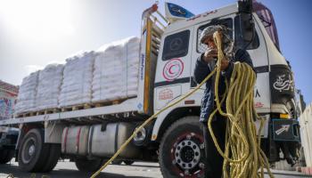 سائق شاحنة مساعدات عند معبر كرم أبو سالم (Getty)