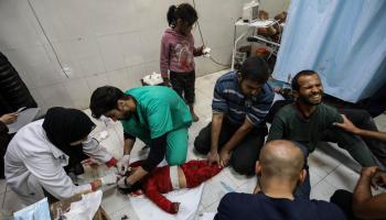 جرحى في مجمع ناصر الطبي في جنوب قطاع غزة (أحمد حسب الله/ Getty)