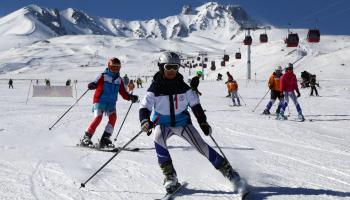 إقبال سنوي على مراكز التزلج التركية (موسى أوزتورك/الأناضول)