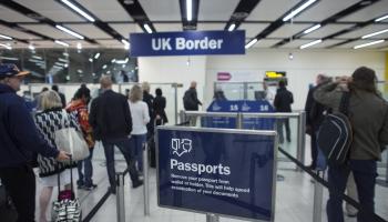 تواصل السلطات البريطانية تشديد إجراءات الهجرة (أولي سكارف/Getty)