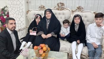 عائلة محمد رضا خاكي وفاطمة مؤمني (العربي الجديد)