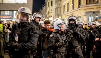 عناصر من الشرطة الألمانية تعتقل شابّاً من تظاهرة مؤيّدة لفلسطين، بون، 19 تشرين الأول/ أكتوبر الماضي (Getty)