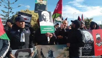 أكد المتظاهرون أمام السفارة الأميركية أن أميركا شريكة في العدوان (العربي الجديد)