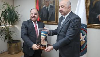 وزير المالية المصري محمد معيط وفلاديمير كازبيكوف نائب رئيس بنك التنمية الجديد (مجلس الوزراء المصري)