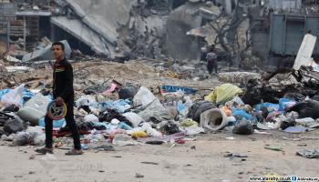 تتكدس النفايات في كل شوارع مدينة غزة (محمد الحجار)