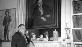 جيرترود شتاين أمام لوحة بيكاسو في بيتها الباريسي (فرانس برس)