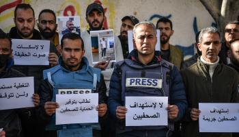 "التغطية مستمرة".. وقفة احتجاجية جنوبي قطاع غزة رفضاً لقتل الصحافيين