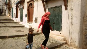 ستساعد الدولة الجزائرية المرأة الحاضنة في تدبّر الأمور المادية لأولادها (باتريك باز/ فرانس برس)