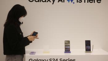 An employee checks a Samsung Electronics' flagship smartphone Galaxy S24 during its unveiling ceremony in Seoul, South Korea, January 15, 2024. REUTERS/Kim Hong-Ji