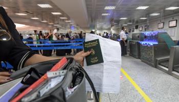 ترفض منظمات تونسية ربط بطاقة الهوية البيومترية بجواز السفر البيومتري (فتحي بلعيد/ فرانس برس)