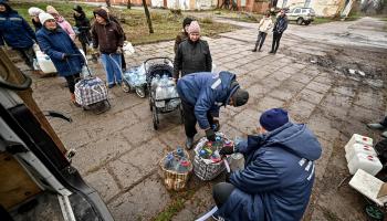 لا تتوفر المياه في مناطق أوكرانية عدة بعد تفجير سدّ كاخوفكا (ديميتري سموليانكو/ Getty)