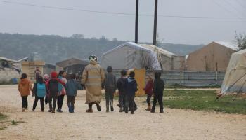 يخشى النازحون في مخيمات الشمال السوري من استيلاء النظام على المساعدات(فيسبوك/الدفاع المدني)
