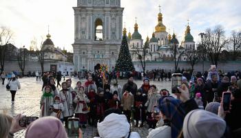 من احتفالات عيد الميلاد في كييف في 25 ديسمبر (سيرغي شوسافكوف/ Getty)