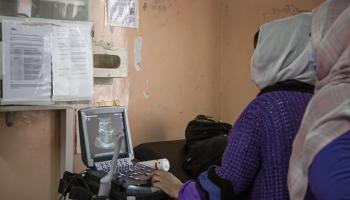 تمنع بعض الأفغانيات الحوامل من زيارة المستشفيات والولادة فيها (كبرى أكباري/ فرانس برس)