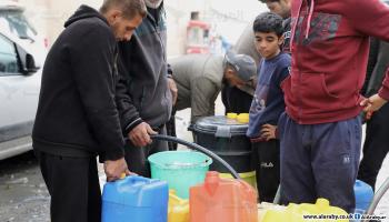 معاناة يومية لتأمين المياه (محمد الحجار)