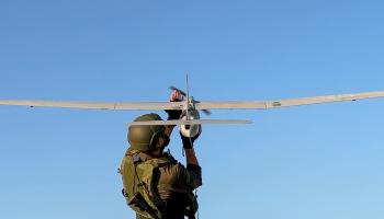 تنفذ الطائرات المسيّرة الإسرائيلية مهمات الجنود في ملاحقة الغزيين وقتلهم (أليكسي روزانفيلد/ Getty)