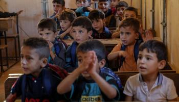 تنتقل الأمراض بسرعة في مدارس إدلب المكتظة (محمود الرفاعي/ Getty)