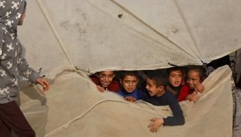 	 أطفال نازحون من مخيم البريج إلى دير البلح (أشرف أبو عمرة / الأناضول)  