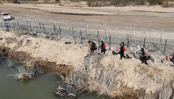 مهاجرون غير نظاميين عند الحدود المكسيكية الأميركية (موجاهيت أوكتاي/ الأناضول)