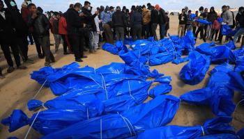جثث فلسطينيين أعادتها إسرائيل قبل دفنها في رفح (ياسر قديح/ الأناضول)