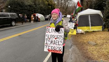 معتصمون أمام منزل بلينكن يطالبون بوقف الحرب على غزة (العربي الجديد)