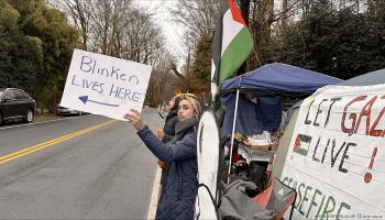 معتصمون أمام منزل بلينكن يطالبون بوقف الحرب على غزة (العربي الجديد)