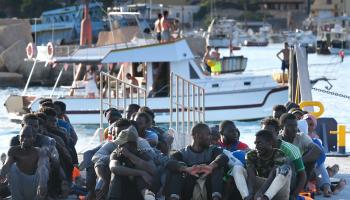 مهاجرون غير نظاميين بعد وصولهم من ليبيا لإيطاليا (ألبرتو بيزولي/فرانس برس)