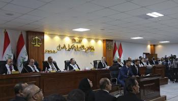 قانون المحكمة الاتحادية العراقية محل جدل، رئيسها جاسم عبود (وسط) في إحدى المحاكمات، 2022