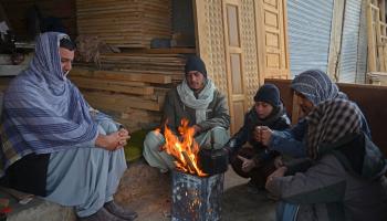 يبحث الأفغان عن أية وسيلة للتدفئة (صنع الله صيام/فرانس برس)