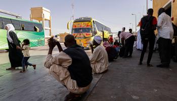 سودانيون عند الحدود المصرية السودانية، مايو 2023 (خالد دسوقي/فرانس برس)