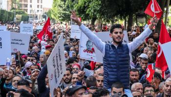 مواطنون يحيون ذكرى الثورة التونسية العام الماضي