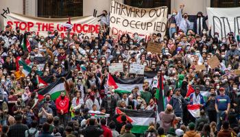 طلاب جامعة هارفارد في تظاهرة ضد الحرب على غزة (جوزيف بريزيوسو/فرانس برس)