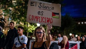 متظاهرة في إسبانيا: "الصمت تواطؤ" (خافي خوليو/ Getty)